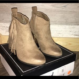 Qupid 5.5 taupe bootie NEW never worn